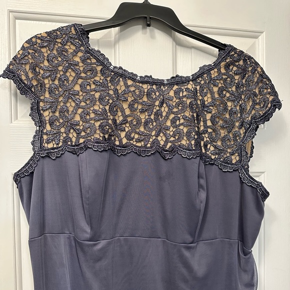 Super flattering formal gown for a special event. EUC 22W Alex Evening gray gown - Picture 2 of 7